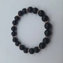 8 miliméteres, gömbalakú fekete gyöngyökből fűzött karkötő. A szemek között kétszemenként apró, strasszokkal díszített rosegold színű köztesek.