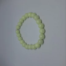 8 miliméteres gömbölyű, fehér gyöngyökből fűzött karkötő.