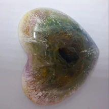 Sima felületű, tenyérben elférő szív mágnes sötétzöld és sötétkék, sejtelmes mintával.