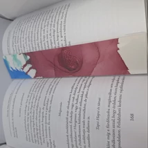 Téglalap alakú könyvjelző: középen nagy bordó, felül kisebb kék fröccsentett mintával.
