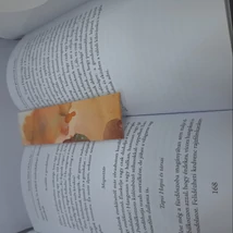 Téglalap alakú könyvjelző: narancssárga, barackszínű, barna és kevés zöld árnyalatú, nonfiguratív, márványos minták díszítik.