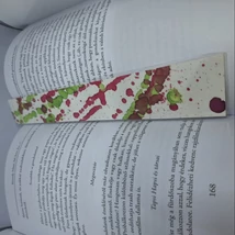 Téglalap alakú könyvjelző: fehér alapon bordó, zöld és barna színű, nonfiguratív, fröccsenésszerű minták díszítik.