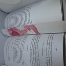 Téglalap alakú könyvjelző: fehér alapon rózsaszín és kevés kék színű, nonfiguratív, akvarellszerű minták díszítik.