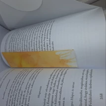 Téglalap alakú könyvjelző, ami a narancssárga árnyalataiban pompázik.