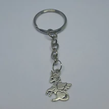 Ezüstszínű kulcskarikáról lánc lóg le, rajta medál: egyszarvú pegazus ezüst színben.