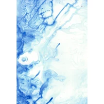 Absztrakt festmény világoskék és mélyebb kék árnyalatokkal. A festék lágyan szétterülő, folyékony formái és az egymásba olvadó tónusok nyugodt, vízszerű hangulatot keltenek.