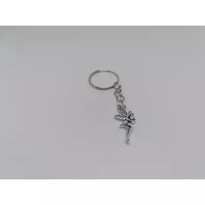 Ezüstszínű kulcskarikára fűzött kulcstartó tündér medállal. A tündér áll, kezében fog egy labdát vagy harmatcseppet.