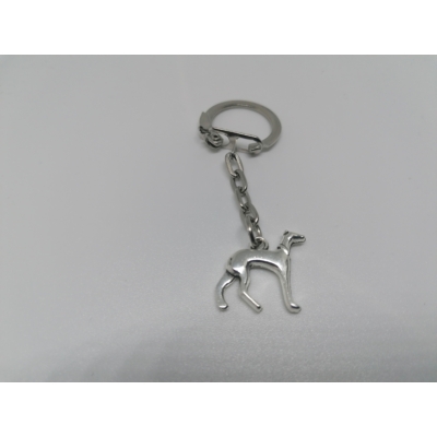 Ezüstszínű kulcskarikára fűzött kulcstartó agár medállal. A kutya álló testhelyzetben van.