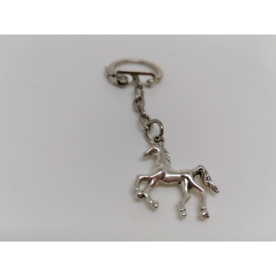 Ezüstszínű kulcskarikára fűzött kulcstartó ló medállal.
