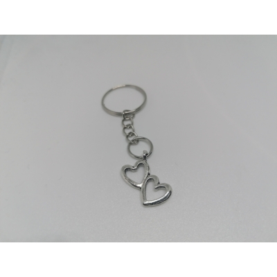 Ezüstszínű kulcskarikára fűzött kulcstartó dupla szív medállal. A szívek belül üresek, körvonaluk látszik.