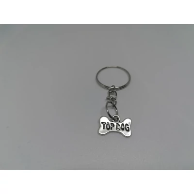 Ezüstszínű kulcskarikára fűzött kulcstartó csont medállal. A csonton a felirat: top dog.