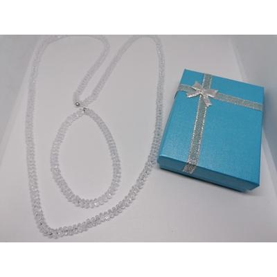 Az ékszerszett egy hosszú nyakláncból, egy karkötőből és egy díszdobozból áll. Az ékszerek áttetsző, hosszúkás, kristályszerű gyöngyökből állnak.A téglatest alakú doboz világoskék, és ezüstszínű masnis.
