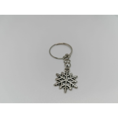 Ezüst kulcskarikára és rövid láncra fűzött, hópehely alakú kulcstartó.