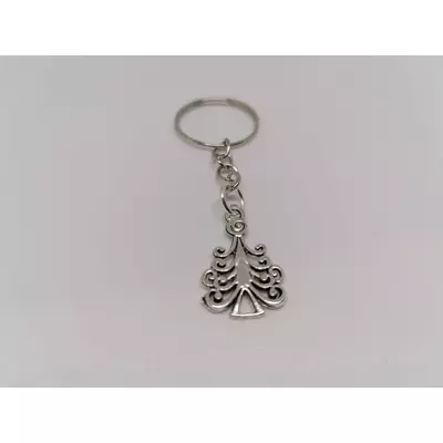Ezüst kulcskarikára és rövid láncra fűzött, karácsonyfa alakú kulcstartó. A karácsonyfa ágai kacskaringósak, szinte rajzoltak.