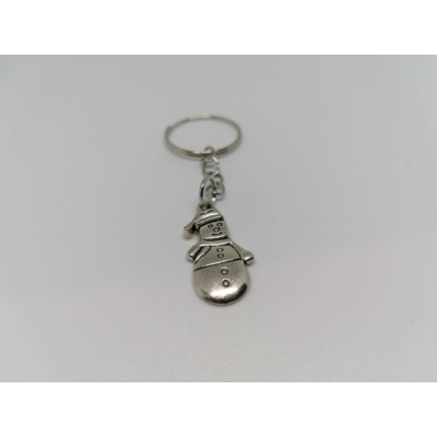Ezüst kulcskarikára és rövid láncra fűzött, hóember alakú kulcstartó.