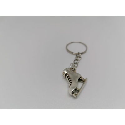 Ezüst kulcskarikára és rövid láncra fűzött, egy korcsolyacipő alakú kulcstartó.
