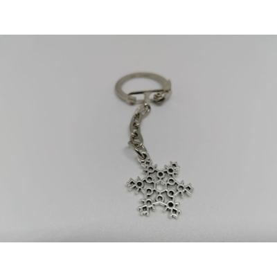 Ezüst kulcskarikára és rövid láncra fűzött, hópehely alakú kulcstartó.