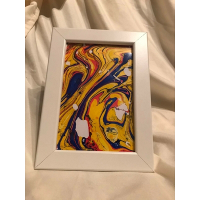Fehér képkeretben fekvő állásban lévő festmény. Nonfiguratív, foltokból áll. Domináns része  Kék, sárga,  piros színekből álló festmény trombitára hasonlít.