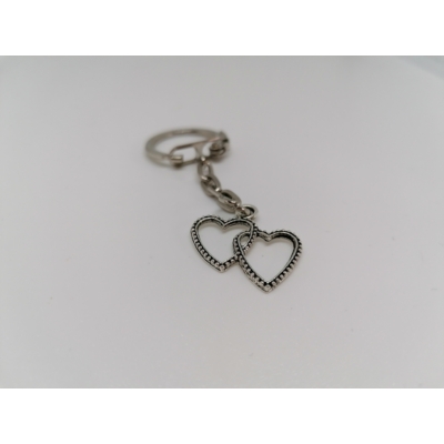 Ezüst kulcskarikára fűzött kulcstartó ezüstszínű dupla szíves medállal.