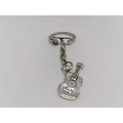 Ezüst kulcskarikára fűzött kulcstartó ezüstszínű gitáros medállal.