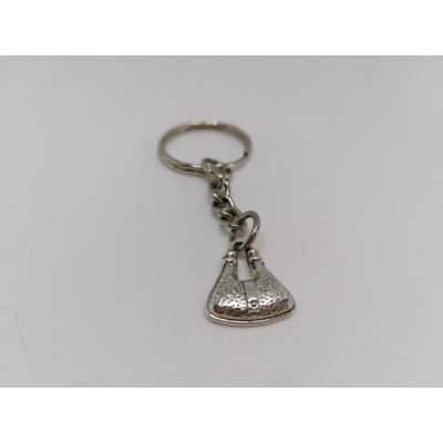 Ezüst kulcskarikára fűzött kulcstartó ezüstszínű táskás medállal.