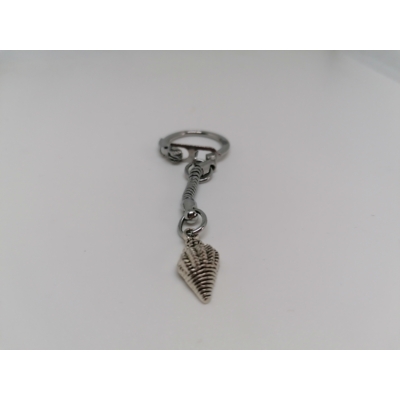 Ezüst kulcskarikára fűzött kulcstartó ezüstszínű vizicsigás medállal.
