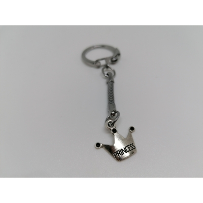 Ezüst kulcskarikára fűzött kulcstartó ezüstszínű koronás medállal.