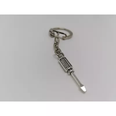 Ezüst kulcskarikára fűzött kulcstartó ezüstszínű csavarhúzós  medállal.