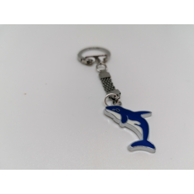 Ezüst kulcskarikára fűzött kulcstartó vízi állat mintával: kék színű fehér hassal, uszonnyal és háromszögletű farokúszóval. Kardszárnyú delfin vagy bálna.