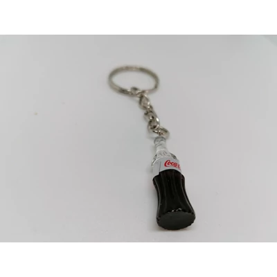 Ezüst kulcskarikára fűzött kulcstartó ezüstszínű coca colás medállal.