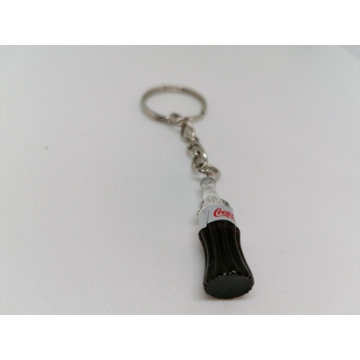 Ezüst kulcskarikára fűzött kulcstartó ezüstszínű coca colás medállal.