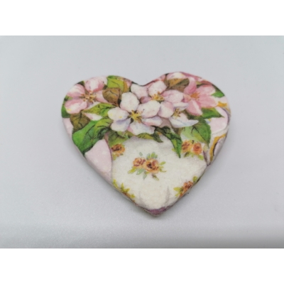 Szív alakú hűtőmágnes, rajta prózsaszínű apró virágokkal és leveleikkel.