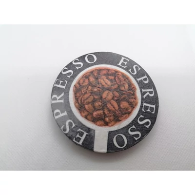 Köralakú hűtőmágnes  egy csésze kávészemes kép felette espresso felirattal.