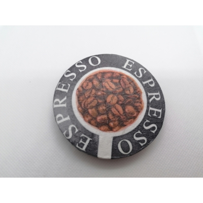 Köralakú hűtőmágnes  egy csésze kávészemes kép felette espresso felirattal.