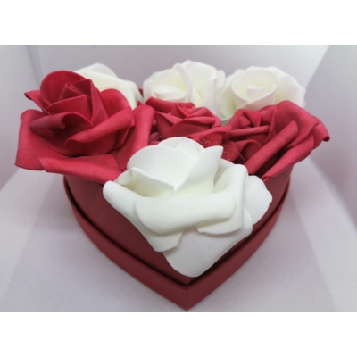 Piros, szívalakú doboz benne rózsákkal: egy fehér, három vörös, majd három fehér. A rózsák elrendezése csíkos.