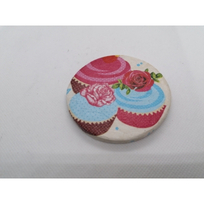 Köralakú hűtőmágnes kék és rózsaszín habos muffinokkal. A sütemények tetején rózsa van.