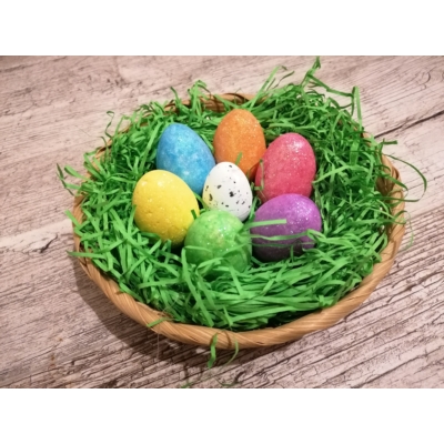 Húsvéti kosár különböző színes, csillogós tojásokkal.