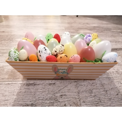 Téglalap alakú dobozka tele húsvéti tojásokkal nagyobbaktól kisebbekig, felirat happy easter.