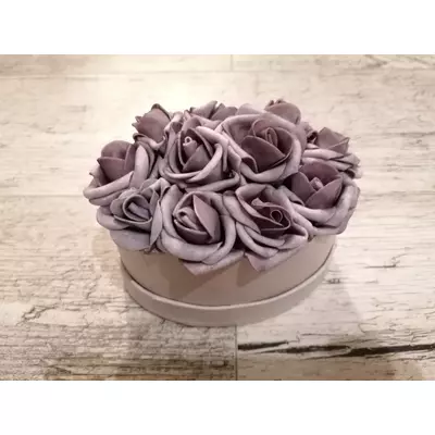Ovális alakú fehér színű rózsabox, füstös lila rózsákkal.
