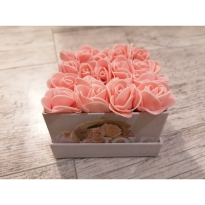 Púderszínű dobozos rózsabox love felirattal és rózsaszín színű rózsákkal.