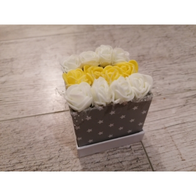 Mini rózsabox fehér és sárga színű rózsákkal.