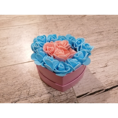 Szívalakú rózsabox, rózsaszín és kék színű rózsákkal.
