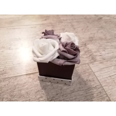 Mini dobozos rózsabox fehér és lila rózsákkal.