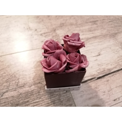 Mini dobozos rózsabox bordó színű rózsákkal.