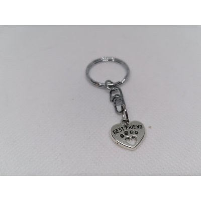 Ezüstszínű kulcskarikáról lánc lóg le, rajta ezüstszínű szívalakú medál szívalakú tappancs lyukkal és best friend felirattal.