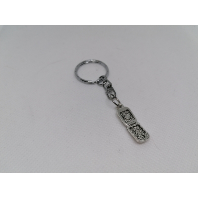 Ezüstszínű kulcskarikáról lánc lóg le, rajta ezüstszínű nyomógombos mobil medál.