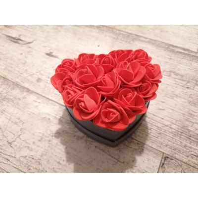 Szürke szív alakú "Love" feliratú rózsabox benne piros rózsákkal