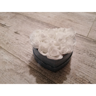 Szürke szív alakú "Love" feliratú rózsabox benne fehér rózsákkal