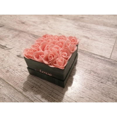 Négyzet alakú zöld "Love" feliratú rózsabox benne világos rózsaszín rózsákkal