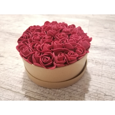 Bézs színű kör alakú rózsabox benne bordó rózsákkal